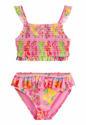 Costum de baie roz în două piese pentru copii, cu top strâns și model cu volănașe floral și fructat pe bretele și pe partea de jos a bikiniului.