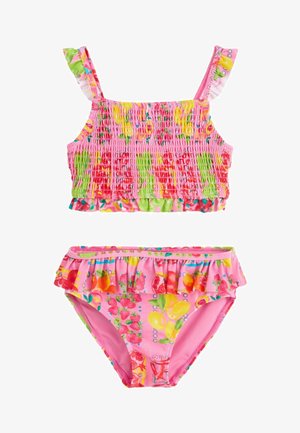 Costum de baie roz în două piese pentru copii, cu top strâns și model cu volănașe floral și fructat pe bretele și pe partea de jos a bikiniului.