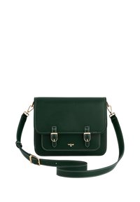 Borsa a tracolla verde in pelle con chiusura a pattina, hardware dorato, dettagli con doppia fibbia e cuciture a contrasto. Include una tracolla regolabile e lunga.