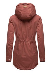 Lange, roestkleurige jas met een getailleerde taille, een grote capuchon en een gladde, lichtgetextureerde stof. Beschikt over drukknoopsluitingen op de mouwen.