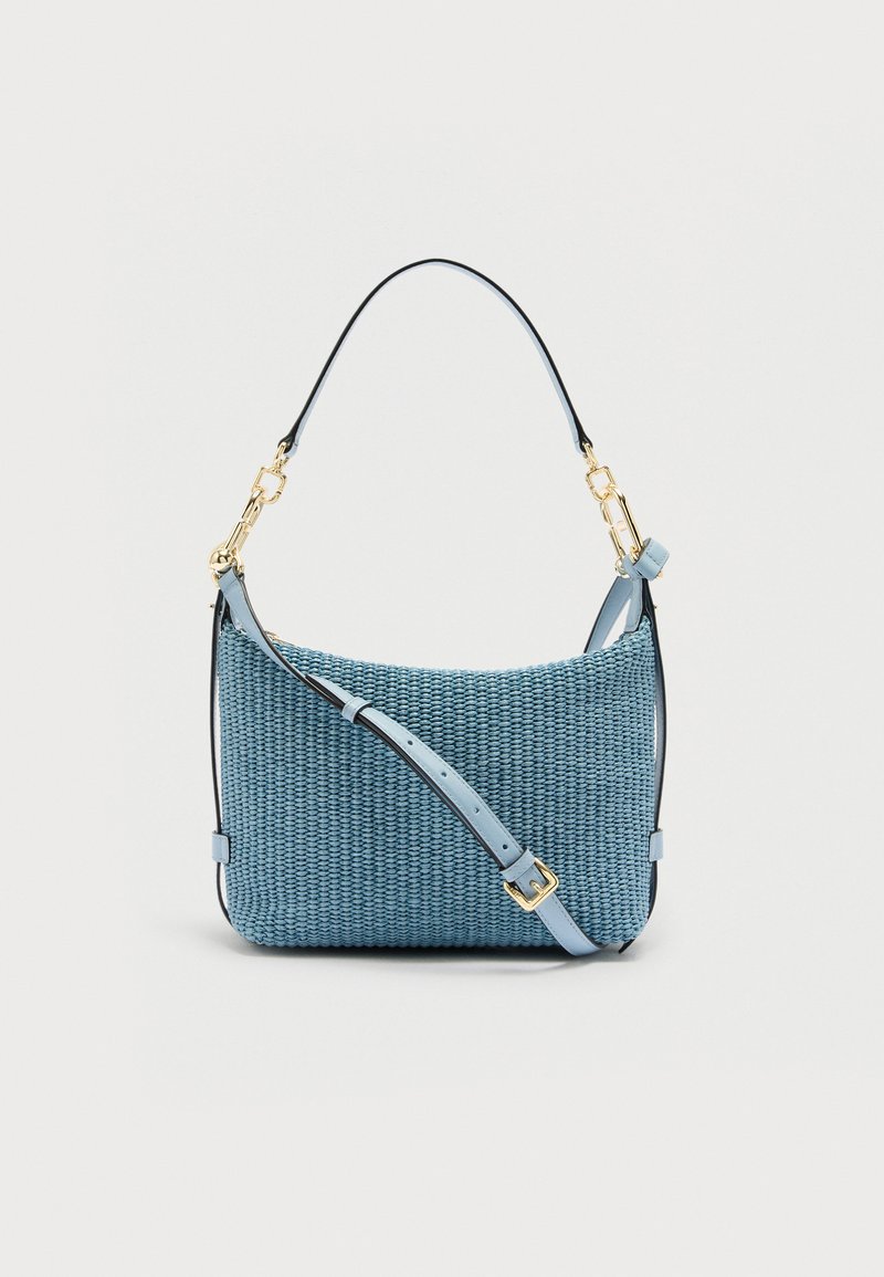 Μπλε υφαντή τσάντα χειρός με ρυθμιζόμενο ιμάντα ώμου, χρυσά μεταλλικά στοιχεία και κοντό χερούλι, πάνω σε απλό λευκό φόντο.