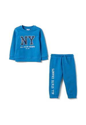 Blauer Kinderpullover mit dem Text "NY All State Champs" und passenden blauen Jogginghosen mit dem Text "All State Champs" an einem Bein.