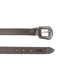 Cinturón de cuero marrón con una hebilla decorativa en tono plateado y punta afilada. Presenta detalles de costura y múltiples agujeros para el ajuste del tamaño.