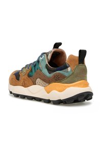 Sneakers multicolori in pelle scamosciata e tessuto, dotate di suola robusta, collare imbottito e linguetta posteriore, con accenti in arancione e verde.