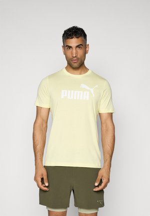 Geel T-shirt met korte mouwen van zacht materiaal, met een opvallend wit "PUMA" logo en een kattenembleem op de voorkant.