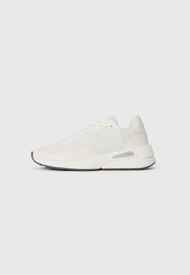 Zapatilla atlética blanca con parte superior de malla y sintético, forma redondeada, cierre de cordones y suela de goma texturizada con un pequeño detalle de acento.