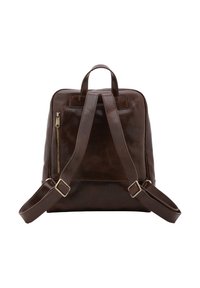 Zaino in pelle marrone con finitura testurizzata, spallacci regolabili doppi, manico superiore e tasca laterale con zip.