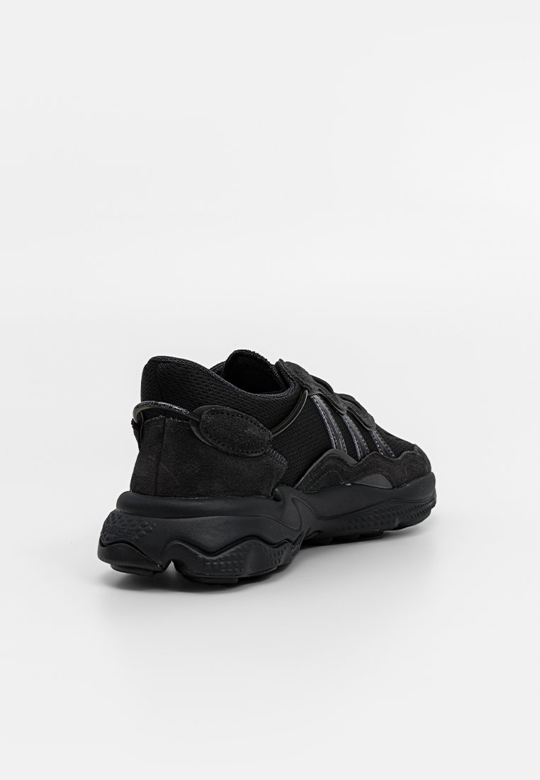 Czarne sportowe sneakersy z mieszanką fakturowanej zamszowej i siateczkowej tkaniny, z grubą podeszwą i detalem w postaci paska na górnej części.