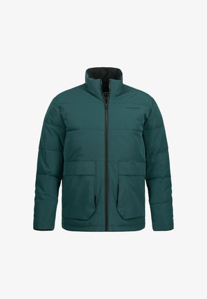 Chaqueta acolchada en verde oscuro, con un alto cuello, cierre frontal y dos grandes bolsillos delanteros. Textura suave con patrones cosidos.