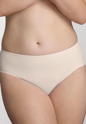 Slip beige chiaro senza cuciture, con una texture morbida, vita a media altezza e senza elastico visibile sulle gambe, progettati per il comfort e una vestibilità pulita.