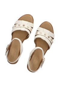 Witte lederen sandalen met meerdere horizontale banden, gouden cirkelvormige accenten en een achterste enkelband. Bruine gevoerde inlegzool.