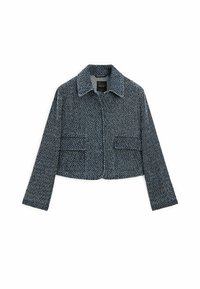 Veste courte texturée bleu foncé et blanche avec manches longues, col, poches avant et fermeture à boutons dissimulée.
