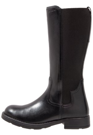 Botte en cuir noire mi-mollet avec panneau latéral élastique, talon bas bloc, bout arrondi et détail de marque près du bord supérieur.