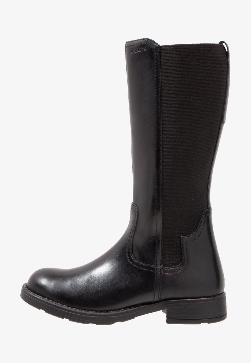 Botte en cuir noire mi-mollet avec panneau latéral élastique, talon bas bloc, bout arrondi et détail de marque près du bord supérieur.