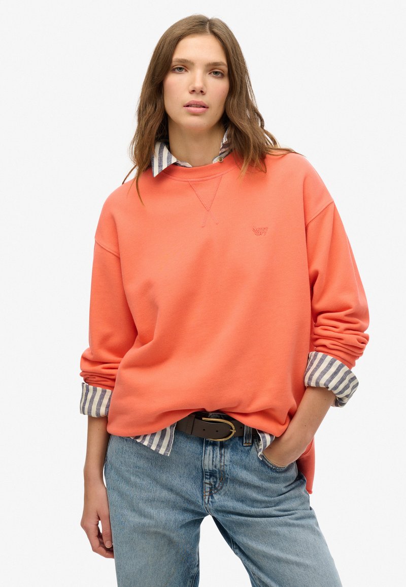 Superdry - STUDIOS CREW - Sweatshirt - fiery coral, Vergrößern