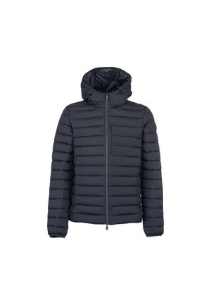 Giacca puffer nera da uomo, trapuntata, con cappuccio, zip frontale, tasca sul petto con zip e polsini elastici su sfondo bianco.
