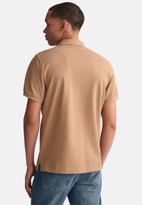 GANT REG SHIELD PLUS SIZE - Poloshirt - warm khaki