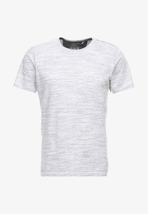 Koszulka z krótkim rękawem w jasnoszarym kolorze z teksturowanym, marmurkowym wzorem. Okrągły dekolt z subtelnym logo na ramieniu. Miękka tkanina.