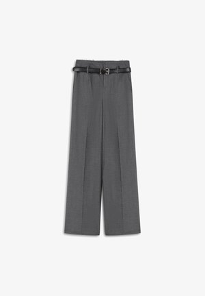 Grijze op maat gemaakte broeken met een geplooid ontwerp, een riem met een metalen gesp en een rechte pasvorm, gemaakt van een soepel materiaal.