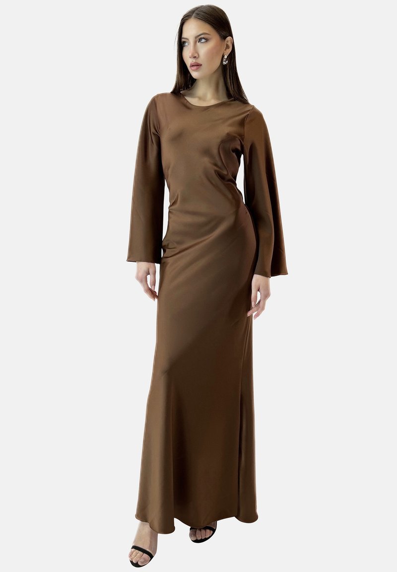 Robe maxi en satin marron avec des manches longues, un col rond et une silhouette ajustée. Présente une fente sur le côté et une texture lisse.
