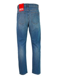 Jeans in denim blu visti da dietro, con due tasche e un'etichetta rossa del marchio Diesel attaccata alla cintura.