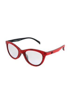 Occhiali da sole rossi a occhi di gatto con motivi floreali neri sulla montatura e lenti specchiate argento, con logo Adidas nero sulle astine.