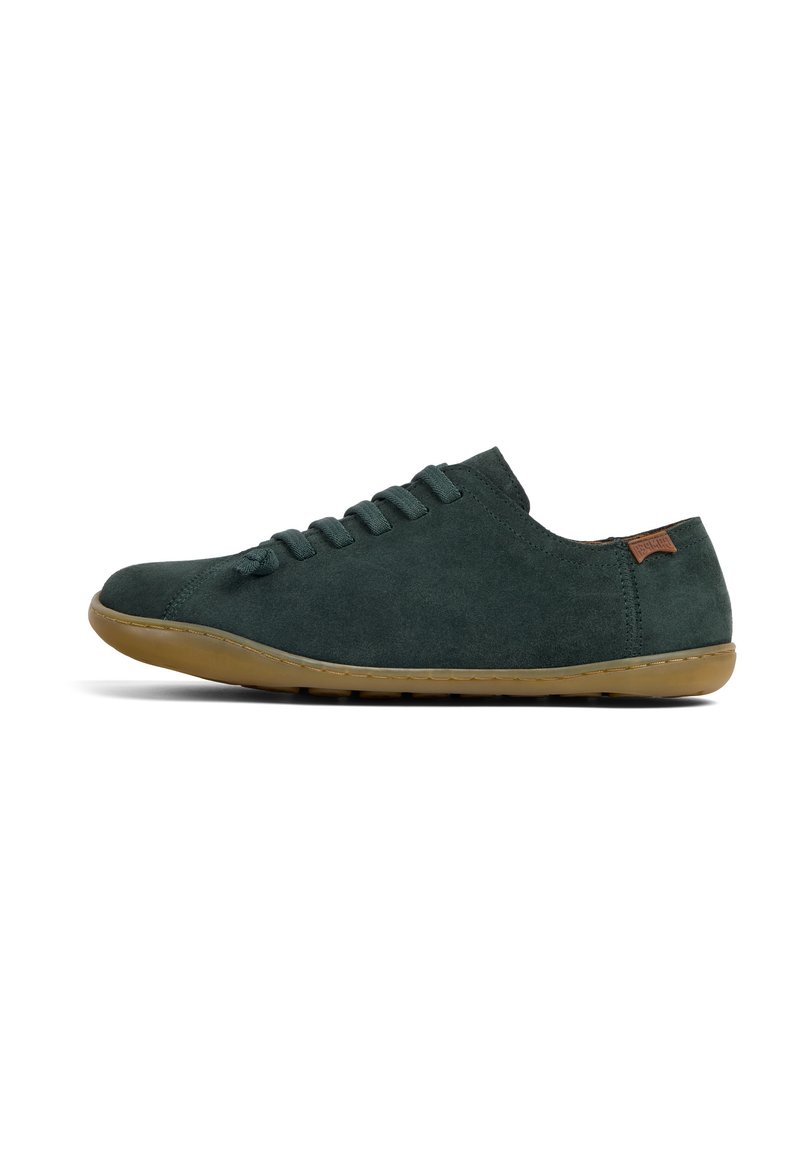 Sneaker in suede verde scuro con sei fori, punta arrotondata e suola in gomma. Presenta un piccolo dettaglio in pelle marrone sul tallone.