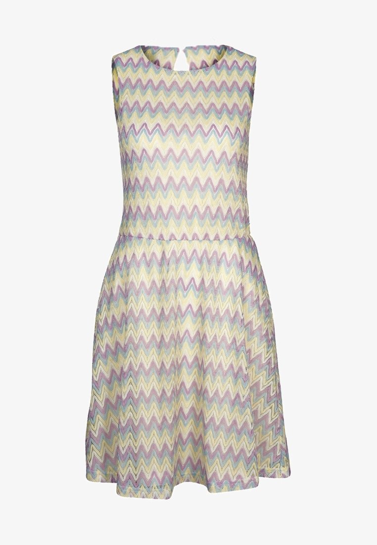 Robe sans manches présentant un motif en zigzag dans des couleurs pastel (jaune, rose, bleu) avec une jupe évasée et un col rond.