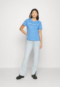 Tommy Hilfiger REGULAR FIT - Marškinėliai su spaudiniu - blue spell