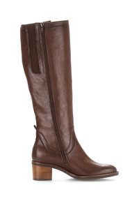 Bottine en cuir marron hauteur genou avec un talon carré, fermeture éclair sur le côté et panneau élastique pour un bon ajustement. Caractéristiques de couture décorative et d'une texture lisse.