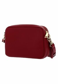 Borsa a tracolla rossa in pelle con forma rettangolare, dettagli in metallo dorato e chiusura a zip. Presenta una tracolla regolabile. Texture liscia.