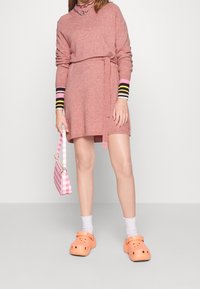 ONLY Petite Pletené šaty - light pink