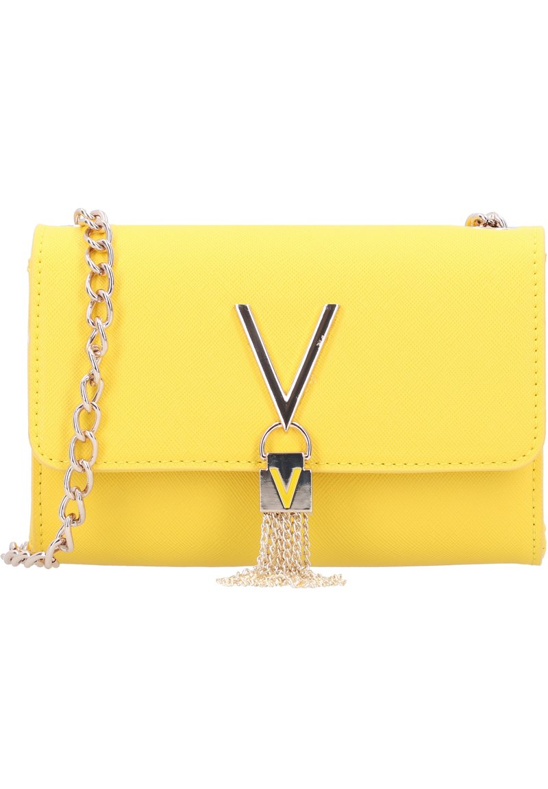 Sac bandoulière en synthétique jaune avec une finition texturée, doté d'une chaîne en métal argenté et d'un accent en métal en forme de V proéminent avec des chaînes.