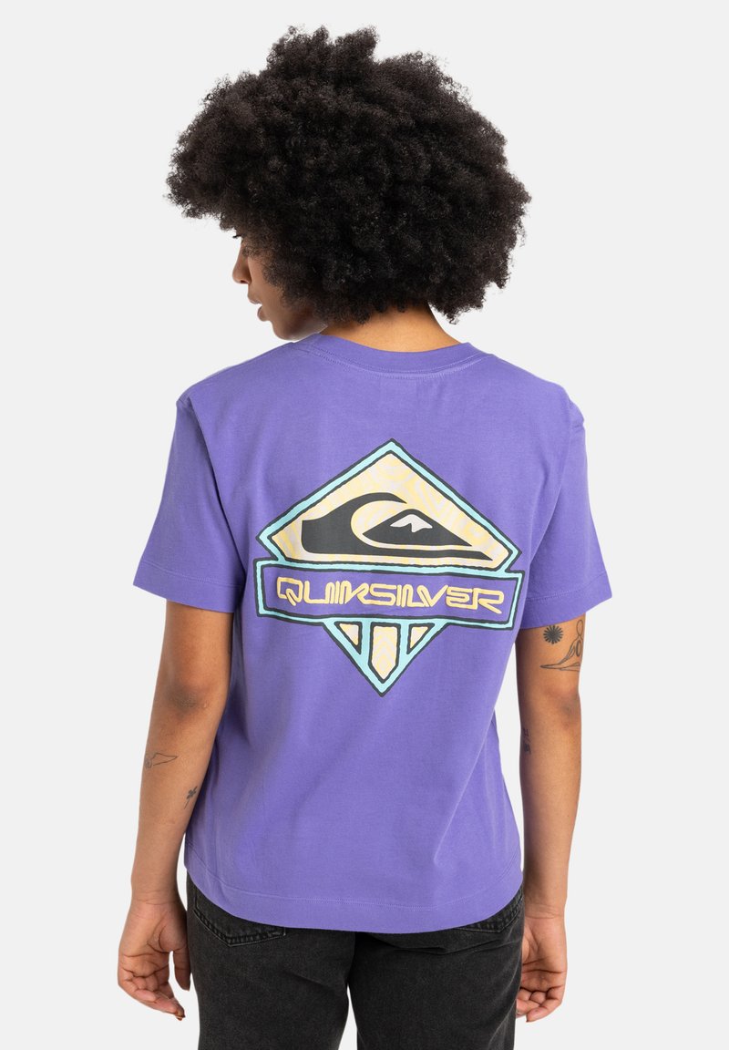 Paars katoenen t-shirt met korte mouwen, voorzien van een groot meerkleurig Quiksilver logo op de achterkant. Eenvoudig ontwerp met ronde hals.