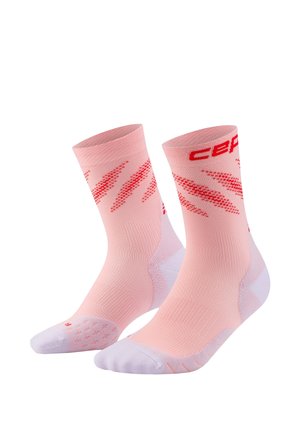 Paar rosa Sportsocken mit weißen Zehen und Fersen, mit roten diagonalen Mustern und rotem Text in der Nähe der Bündchen.