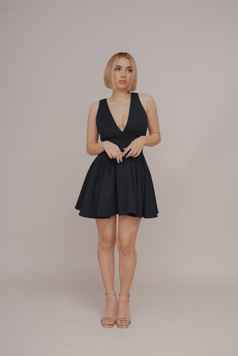WAL G PETITE MELODY V NECK PLEATED SKATER - Cocktailkjole - black