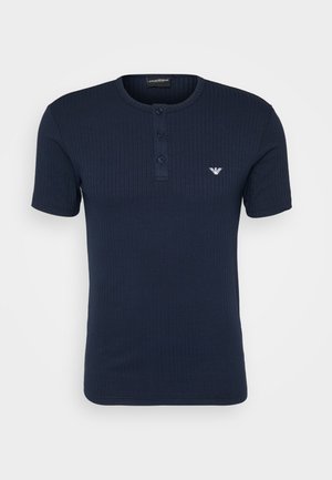 Námornícky pruhovaný krátky rukáv henley tričko s tromi gombíkmi na golieri a malým bielym logom na ľavej hrudi.