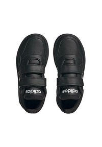 Czarne buty sportowe z dwoma rzepami, wykonane z syntetycznej skóry, z perforowanymi detalami i logo Adidas na języku.