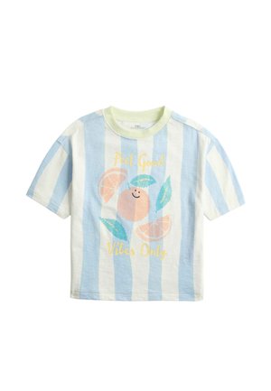 Koszula z krótkim rękawem w szerokie, pionowe niebiesko-białe paski, uśmiechnięta pomarańczowa grafika, zielone liście oraz żółty napis "Peel Good Vibes Only".
