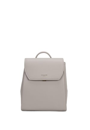 Zaino strutturato grigio chiaro con manico superiore, chiusura a patta e testo discreto del marchio al centro davanti.