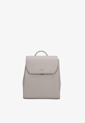 Sac à dos structuré gris clair avec poignée supérieure, fermeture à rabat et texte de marque subtil au centre avant.