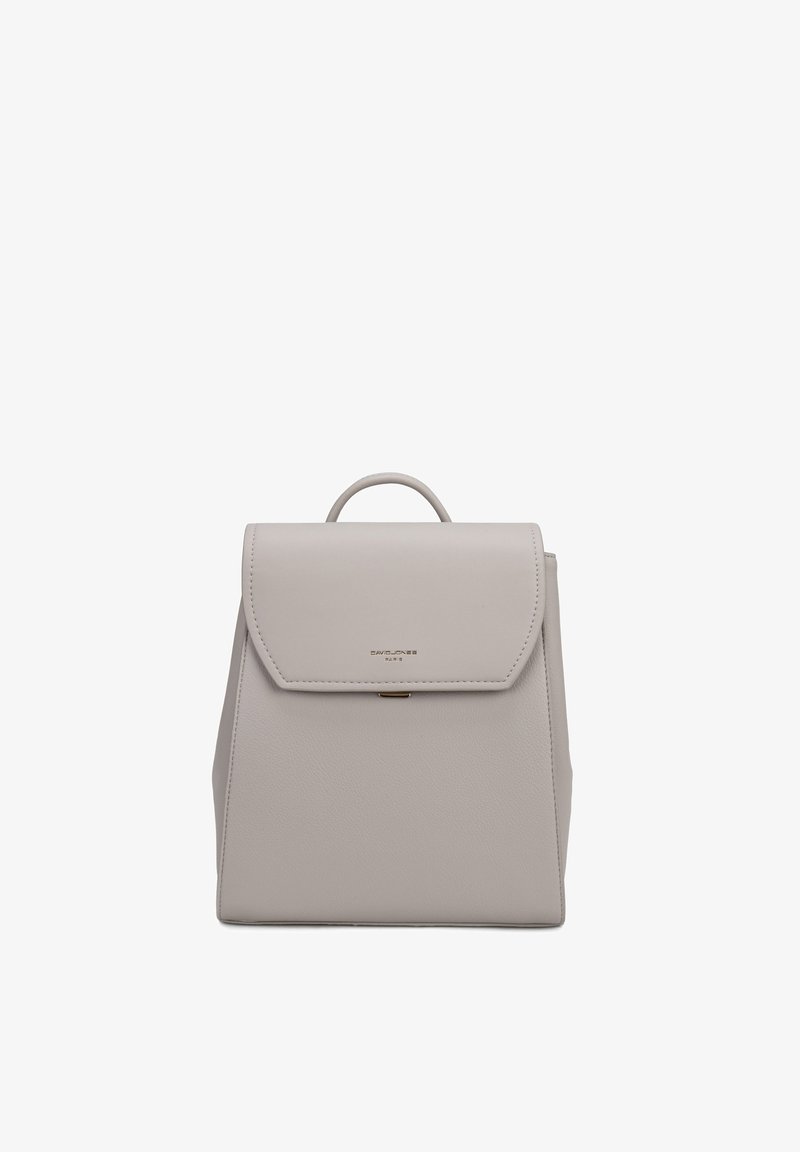 Sac à dos structuré gris clair avec poignée supérieure, fermeture à rabat et texte de marque subtil au centre avant.