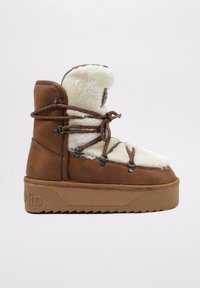 Bota de cuero marrón con forro de piel sintética, presenta una puntera redonda y diseño de cordones, y una suela de goma gruesa y texturizada para tracción.