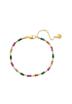 Delicaat armbandje met kleine gouden cilindervormige en kleurrijke vierkante kralen in groen, paars, bruin en beige met gouden ketting en sluiting.