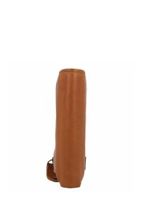 Leren portemonnee in tan kleur met een gladde textuur, rechthoekige vorm en zichtbare stiksels langs de randen. Inclusief een metalen hardwareaccent.