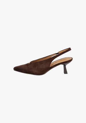 Zapato de tacón bajo tipo kitten en ante marrón con tira trasera, punta puntiaguda y tacón bajo curvado, con un pequeño adorno plateado cerca de la pala.