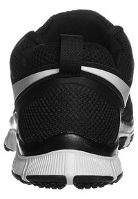 Scarpa sportiva nera con tomaia in mesh testurizzato, tallone imbottito, dettagli riflettenti in argento e suola in gomma bianca con scanalature.
