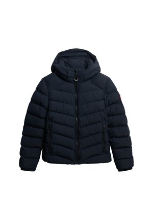 Donkerblauwe gewatteerde jas met capuchon, voorzien van een voorzipper en twee zijzakken met rits, gestikt met een chevronpatroon.