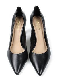 Para czarnych skórzanych szpilek damskich z wydłużonym noskiem, z beżowymi wkładkami wewnętrznymi, z złotym logo "HEGO'S MILANO".