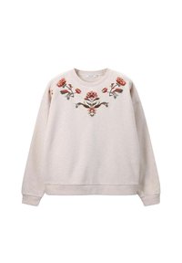 Sweatshirt rose clair à manches longues, col rond, avec broderie florale rouge et verte sur la poitrine. Texture de tissu douce.